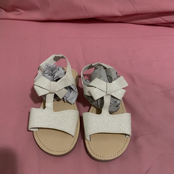 Carter’s Girls Size 12 Sandal. Glittery White with Bow Detailing. New Never Worn - Picture 1 of 4